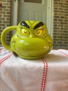 The Grinch mug never used -
